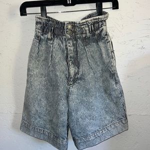 JORDACHE VINTAGE striped denim paper bag waist shorts. Size 3/4
